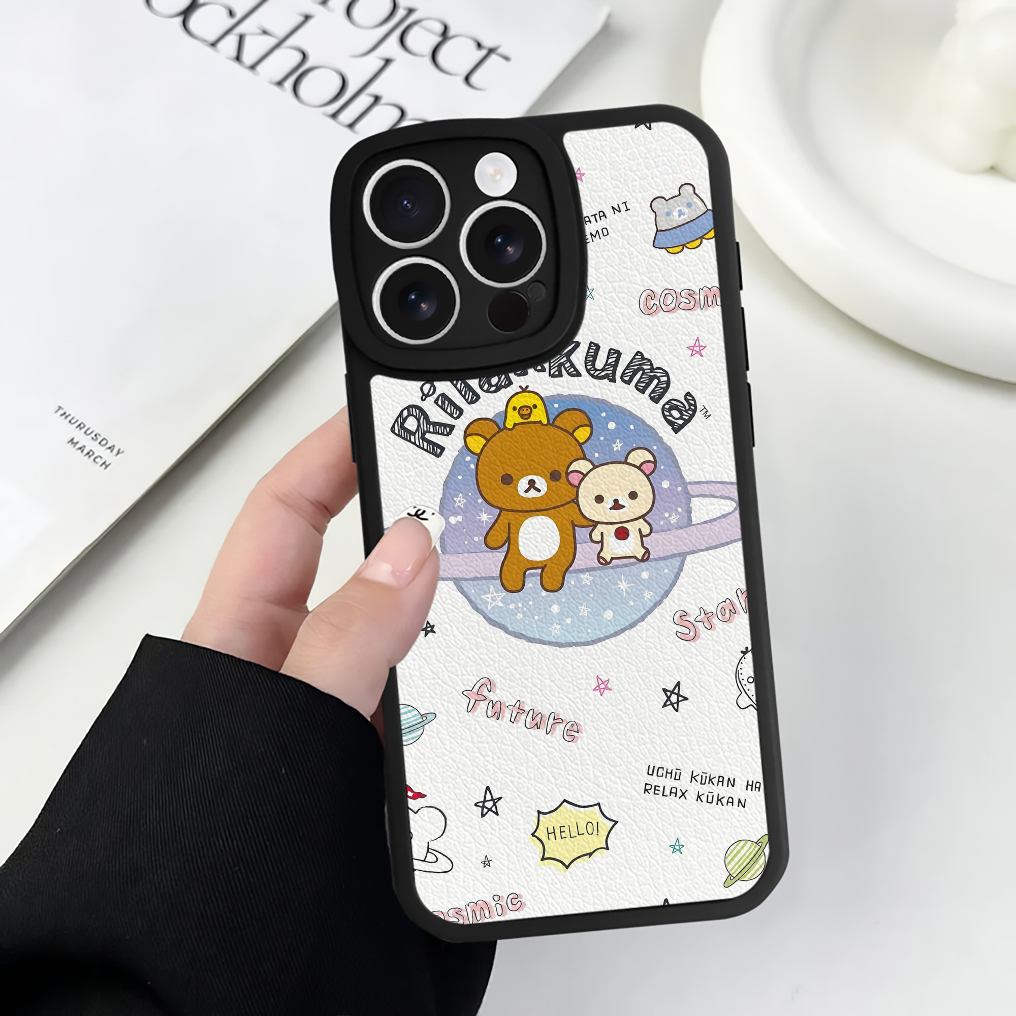 （画像用） リラックマ リラックマ キイロイトリ Rilakkuma Korilakkuma Kiiroitori 【iPhone 16シリーズ対応】シリコンスマホケース（レザー調） 材質：シリコン